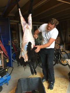 Erik Hatlestad skjærer kjøtt