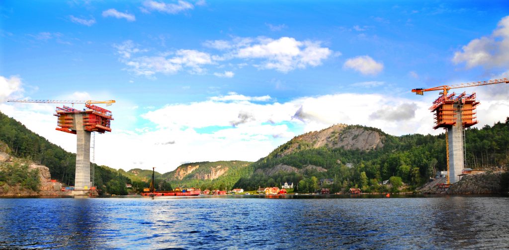 Arbeidene med a strekke ut Trysfjordbrua startet i juni 2020 1