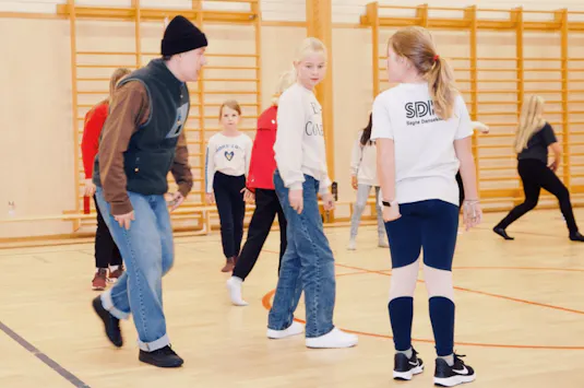 Danseinstruktor Christian Smith viser jentene ulike moves