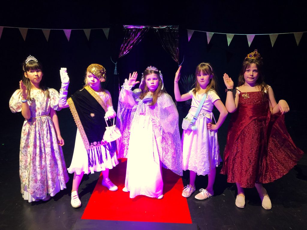 Prinsessene fra forestillingen Eventyr med Rosegarden barneteater