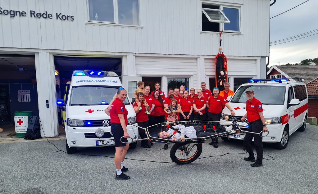 Sogne Rode Kors hjelpekorps foran Rode Kors huset Sogne