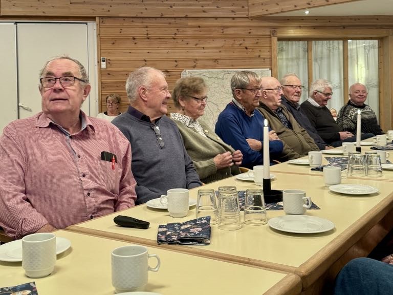 Alf Roland, Jan Kåre Haugland, Astrid Haugland, Sigmund Follerås, Jarl Eftestad, Jon N. Kleveland og Svein Harald Follerås koste seg på formiddagstreff.