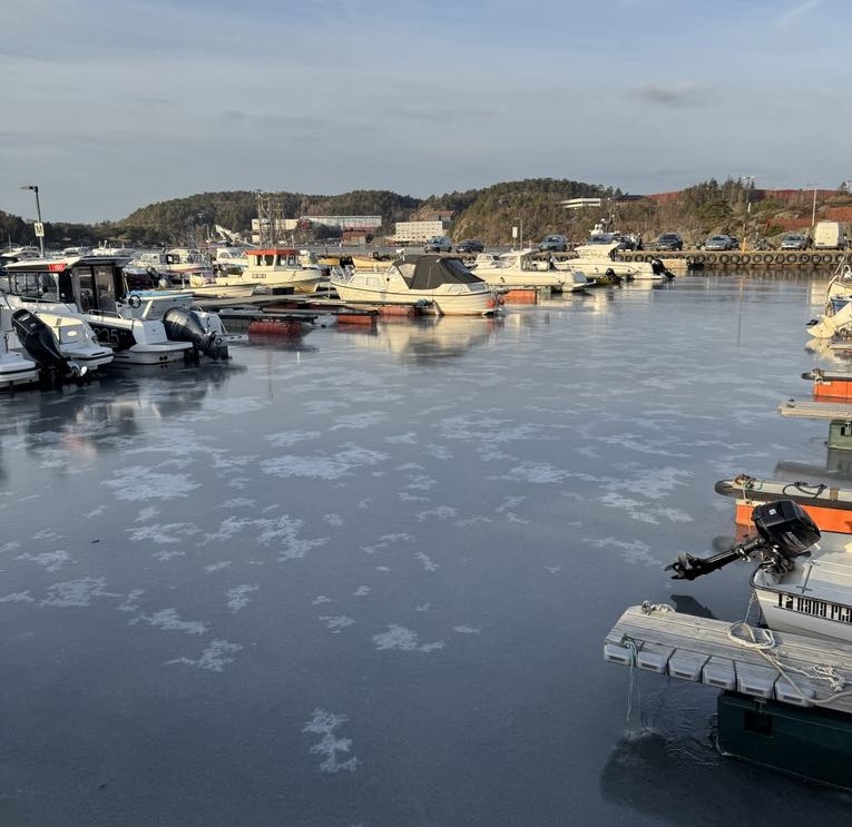 Bokstavelig talt iskaldt i Høllen torsdag formiddag.