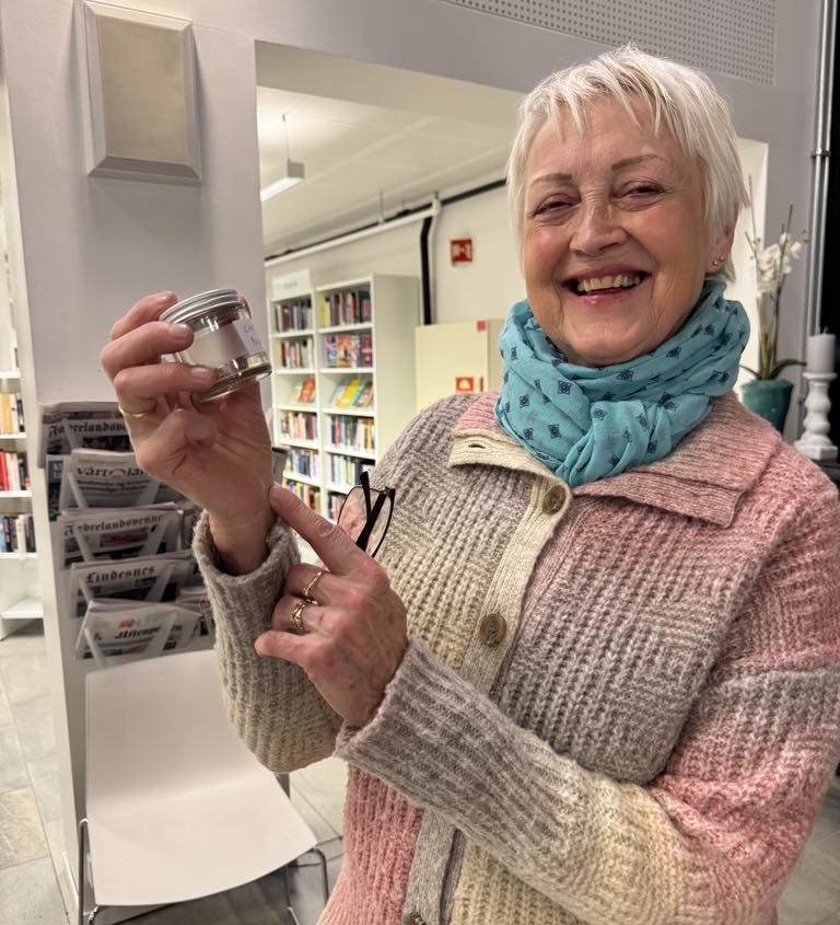 Anne Endresen (Annemor) har opparbeidet seg mye kunnskap om frø, blomster og dyrking. Hun delte entusiastisk både kunnskap og frø på Tangvall bibliotek.