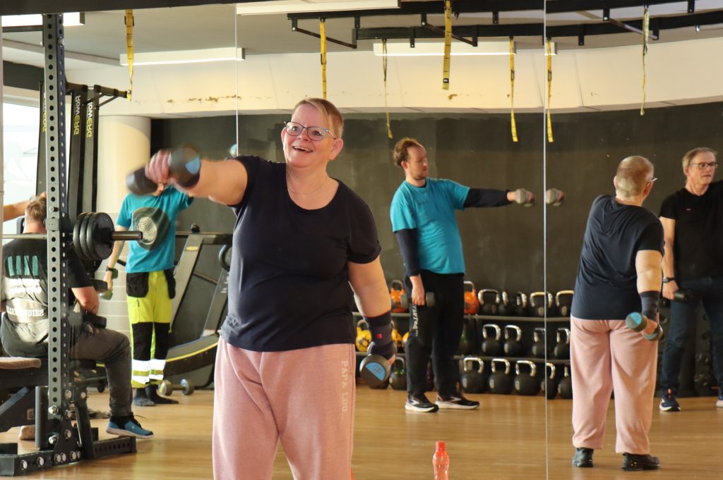 Laila Haugland foran i godt driv på trening sammen med Erlend Høland Torvund i blå t-skjorte bak.