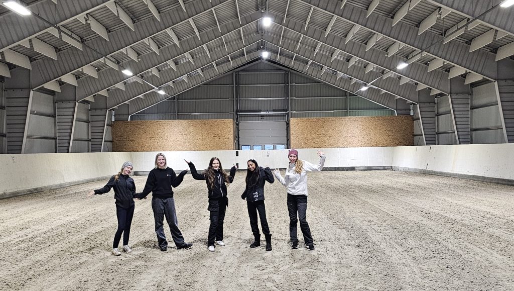 Elevene viser den store fine ridehallen ved skolen.