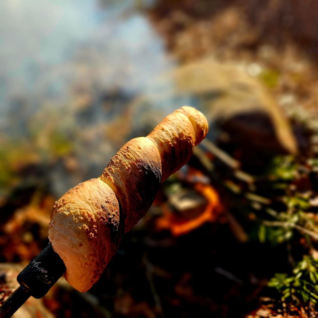 Den allsidige pinnebrøddeigen til alle mulige måltider på bål. Man kan tilføre ost og skinke, eller lage deigen om til en dessert med kanel og sukker. Foto: Brita Sørli Jærnes