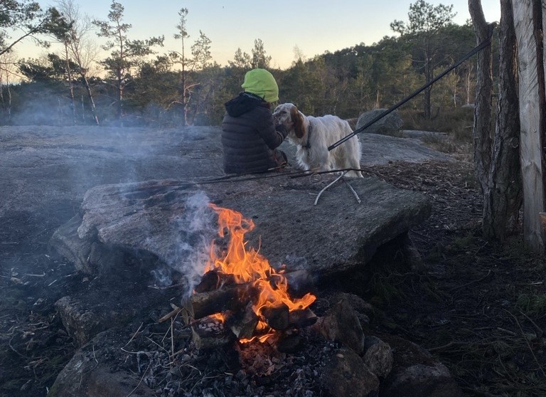 Friluft og friluftsglede ikke trenger å være på toppen av fjellet. Det kan like gjerne være ved bålpanna i hagen, eller ved et tre i nabolaget. 