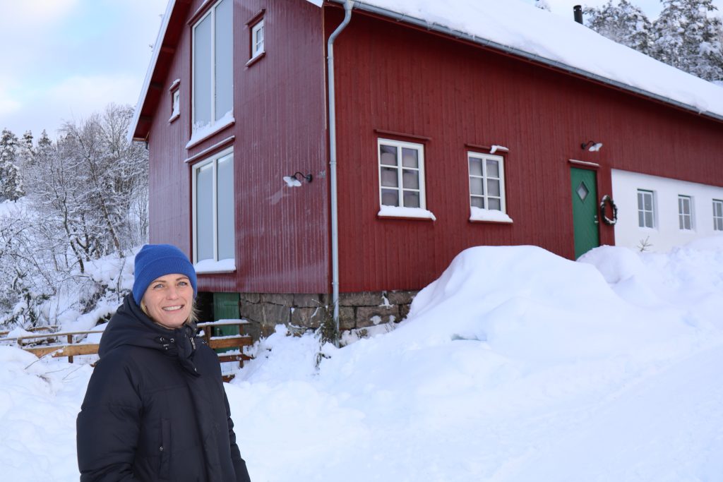 Marit viser stolt fram den nybygde låven.