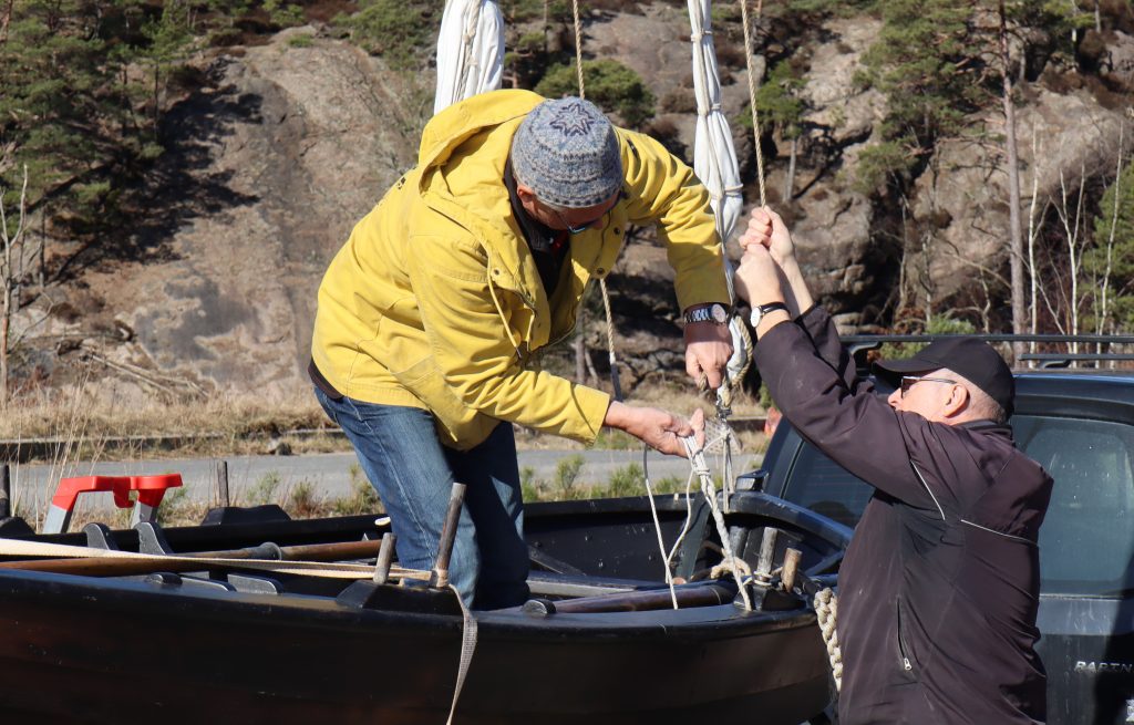 Til slutt rigger Thor og Karl seil på båten, og håper det ikke blåser for mye. Barna følger nøye med.