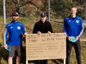 Nyhetsarkiv 7 Vegard Bendiksen til venstre og Jørgen Systad fra Frisbee golfklubben er sammen med Pål Andersen fra Spjotheia Velforening (i midten) klare for Spjotheiadagen.