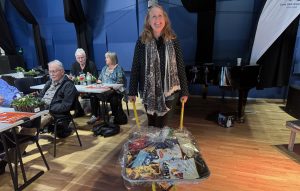 Nyhetsarkiv 11 Irene Haugland var den heldige vinneren av en trillebår full av matvarer.
