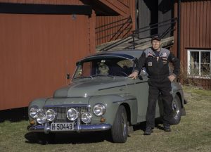 Nyhetsarkiv 7 Leif Asbjørn Pedersen med sin Volvo PV 544 1960 modell.
