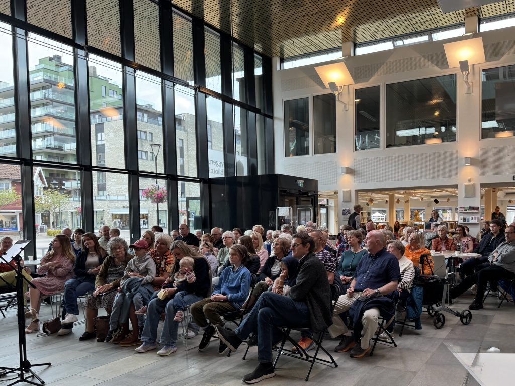 Søgne Kor skapte stemning på Tangvall bibliotek 1 Søgne Kor 2025