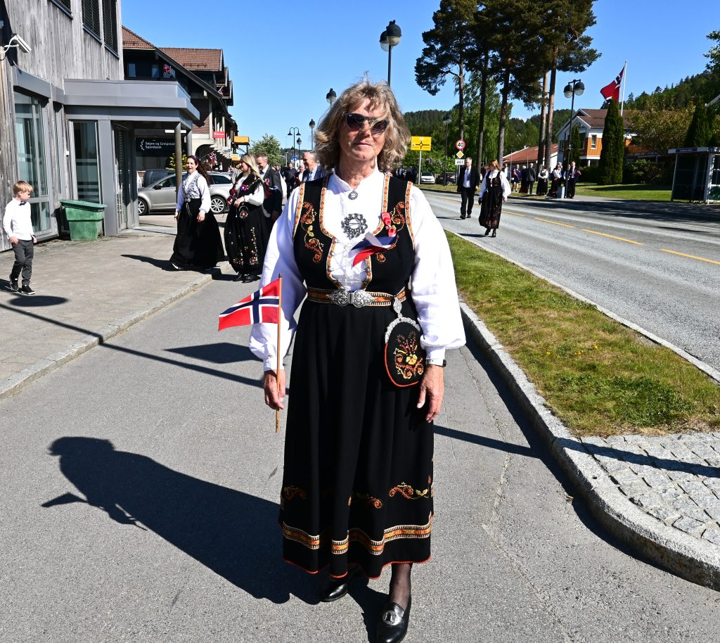Stor 17. mai fest på Nodeland! 18 Aud Urdal som har vært 15 år i Frivillighetssentralen, går i en Vestfoldstakk fra Tønsberg. Den er arvegods fra min mor, forteller hun.