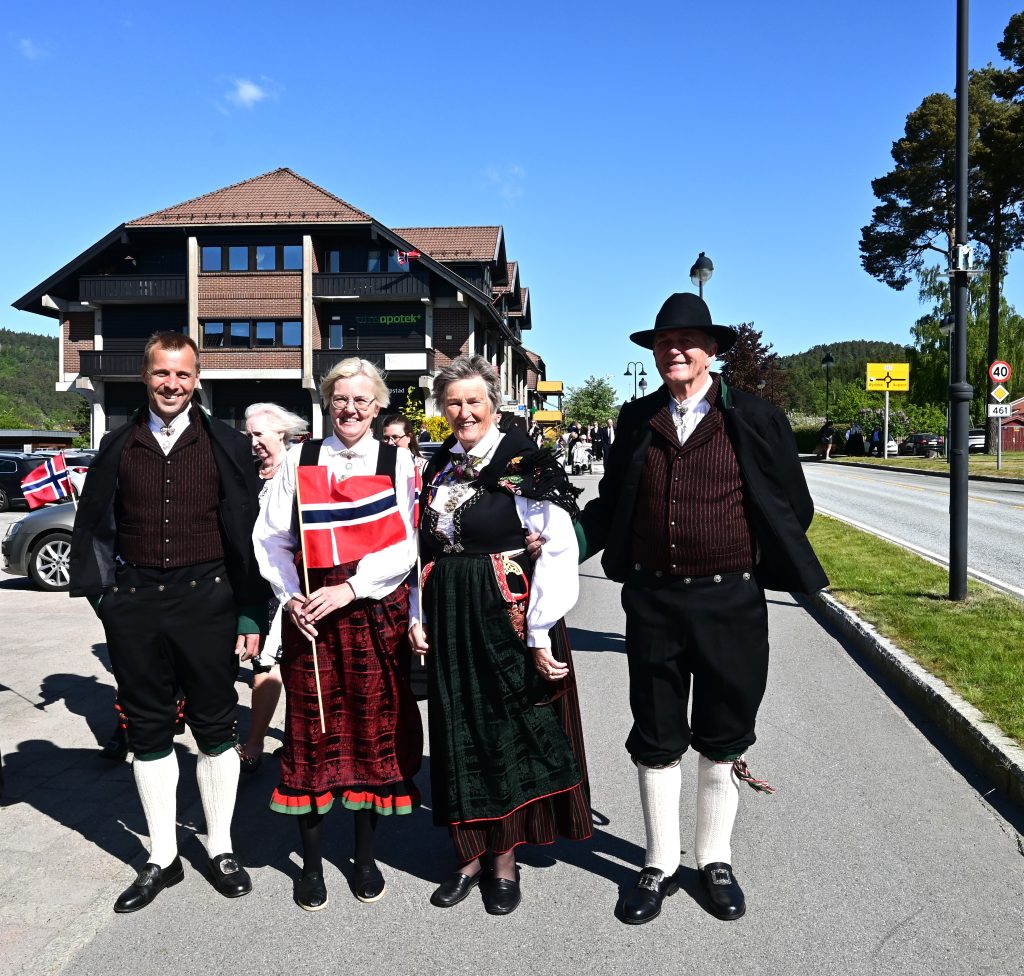 Stor 17. mai fest på Nodeland! 19 Familiene Asbjørn Follerås, Sigrunn Follerås, Nelly Follerås og Oddbjørn Follerås stilte alle i Vest Agder bunader.