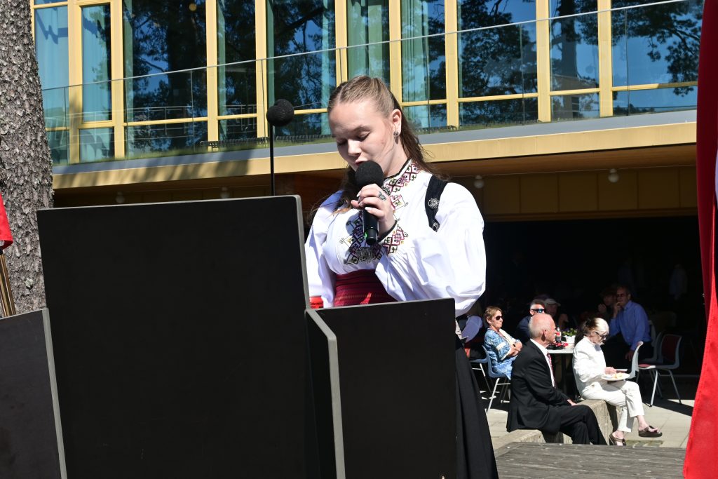 Stor 17. mai fest på Nodeland! 10 Ungdomsappellen ble holdt av elevrådsleder fra Songdalen Ungdomsskole, Tirill Tanggård.