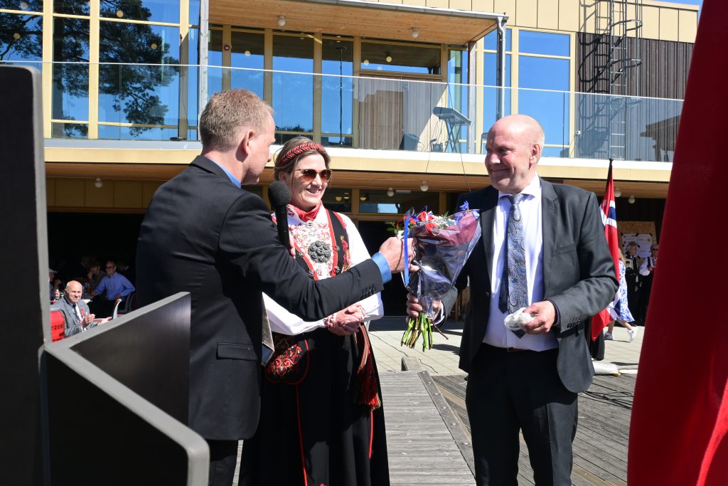 Stor 17. mai fest på Nodeland! 8 Steffen og Elin Århus overrekt blomster for bidrag og uvurderlig hjelp i 17. maikomiteen over mange år.