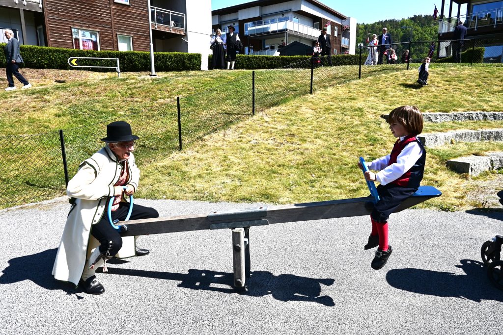 Stor 17. mai fest på Nodeland! 21 Vemund Furholt Skåren er på vippen sammen med bestefaren Steinar Moen.