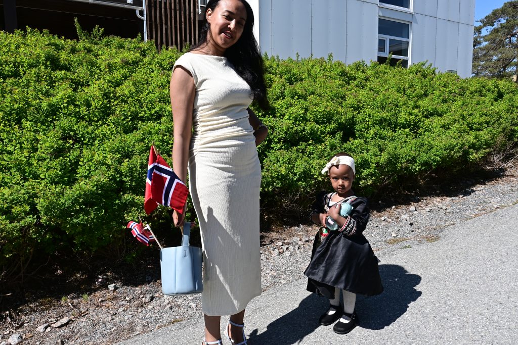 Stor 17. mai fest på Nodeland! 22 Meriam Mohaud opprinnelig fra Eritrea, har med datteren Aria som har på en flott brodert kjole. Den er kjøpt i Saudi Arabia. Hun bor og jobber i Greipstad.