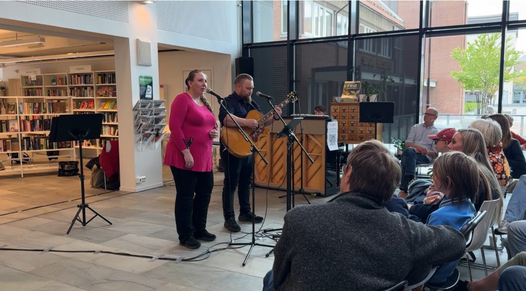 Søgne Kor skapte stemning på Tangvall bibliotek 2 Ekteparet Vibecke og Kristian Solås Mellingen som også er med i Søgne Kor.