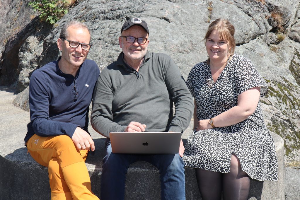 Filmpremiere i Søgne på verdens miljødag! 1 Siste finpuss på redigeringen av filmen! Filmskaper Per Tomas Govertsen i midten viser status for filmen til prosjektlederne Roar Borøy og Lene Nilsen Berge, som er begeistret for resultatet!