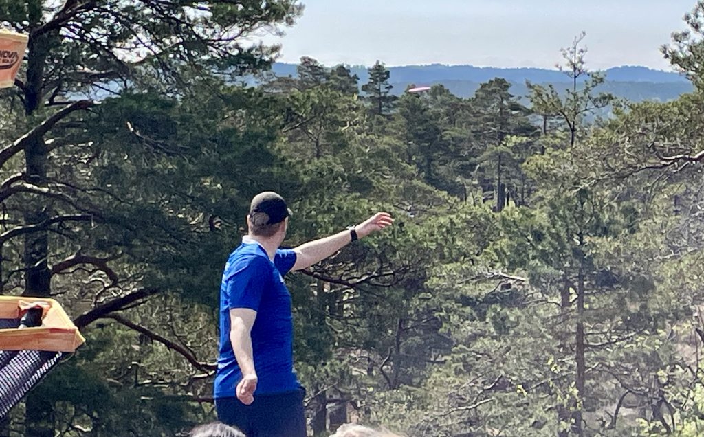 Frisbeegolf og konsert på Søgnes tak 3 Jørgen Systad demonstrerer kastteknikk.