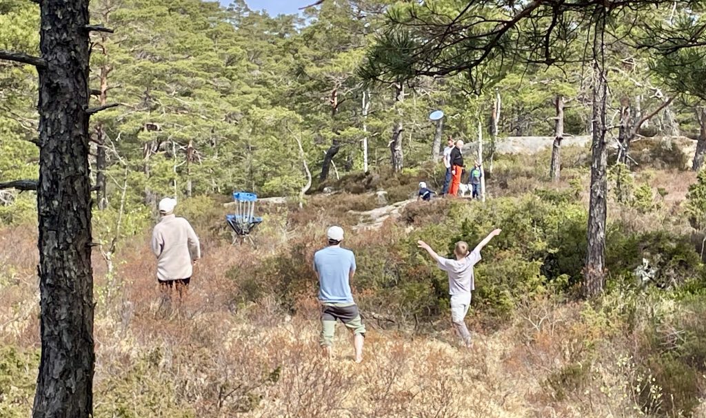 Frisbeegolf og konsert på Søgnes tak 4 Ivrige deltakere i frisbeeturneringen.