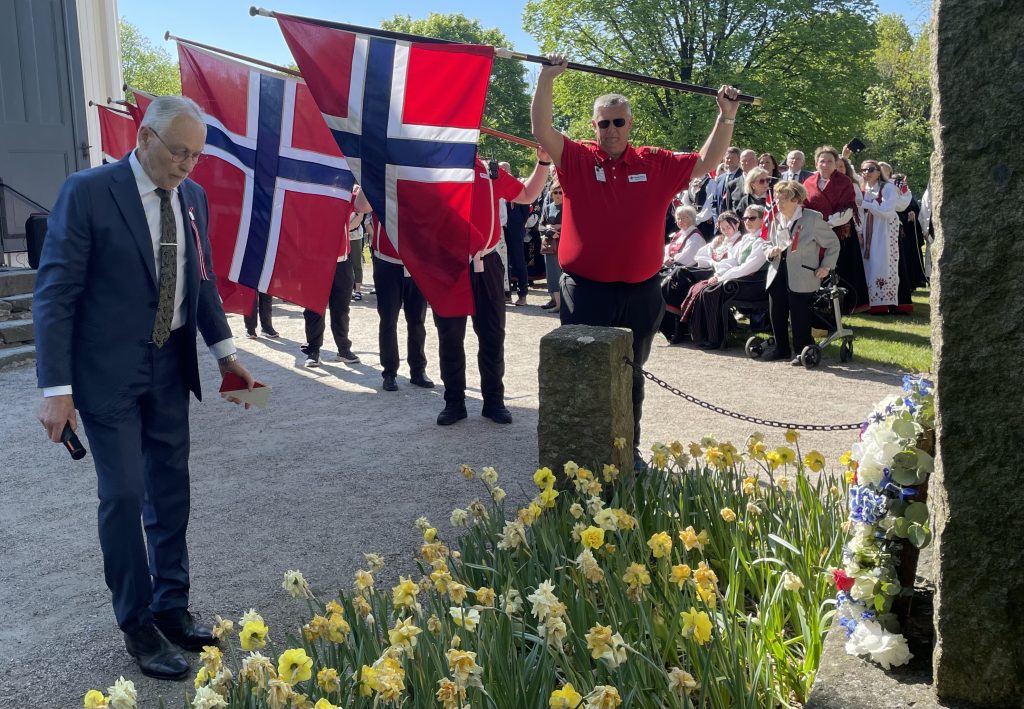 Fantastisk 17. mai feiring i Søgne 1 Håkon Repstad Jr. legger ned krans ved bautaen.