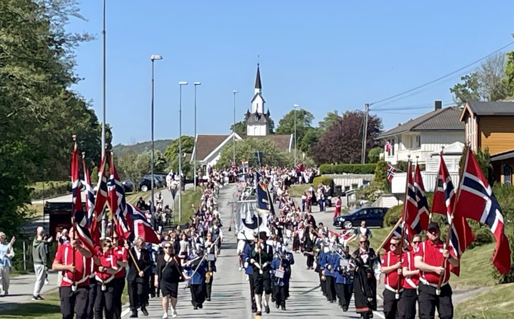 Fantastisk 17. mai feiring i Søgne 2 Skoletoget med Hovedkirken i bakgrunnen