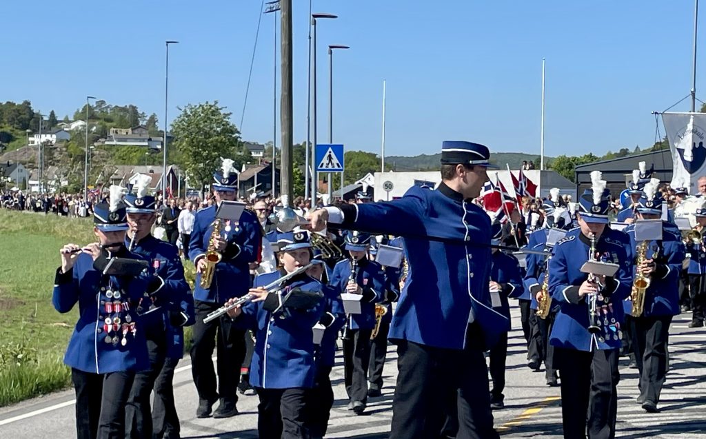 Fantastisk 17. mai feiring i Søgne 4 Skolekorpset på vei inn til Tangvall sentrum.