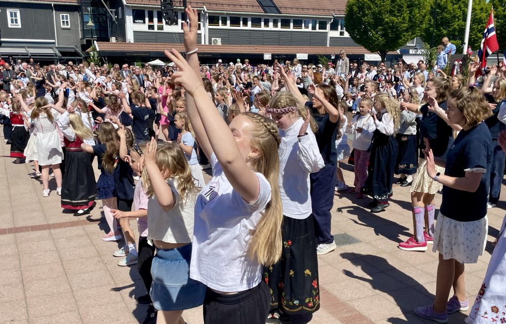 Fantastisk 17. mai feiring i Søgne 6 Søgne Danseklubb med danseoppvisning.