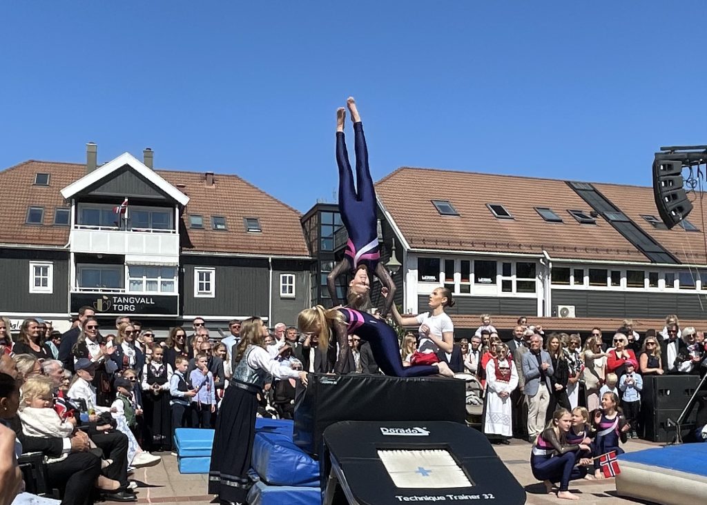 Fantastisk 17. mai feiring i Søgne 8 Luftige svev av turnere fra Søgne Turnforening.
