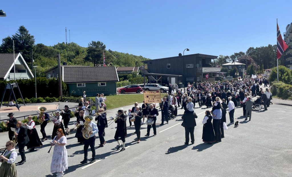 Fantastisk 17. mai feiring i Søgne 10 Folketoget stoppet ved Omsorgssenteret.