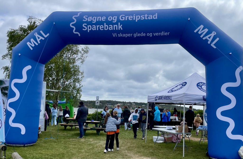 Kjempegøy med beach-håndball 8 Lokalbanken er som vanlig en viktig bidragsyter ved arrangementer i Søgne.