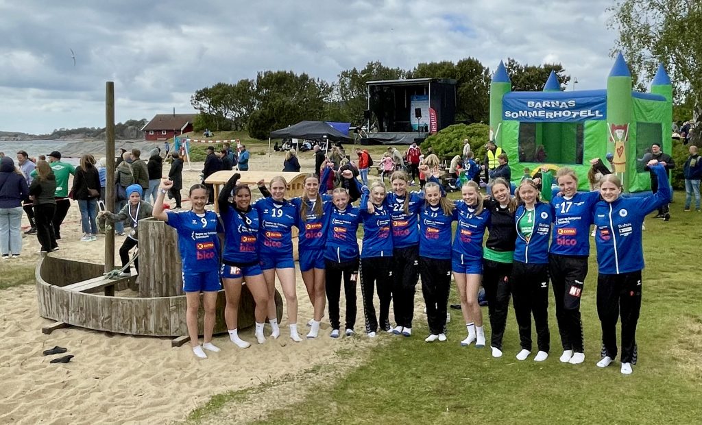 Kjempegøy med beach-håndball 6 Søgnes jenter 13 lag jublet for en gøy turnering.