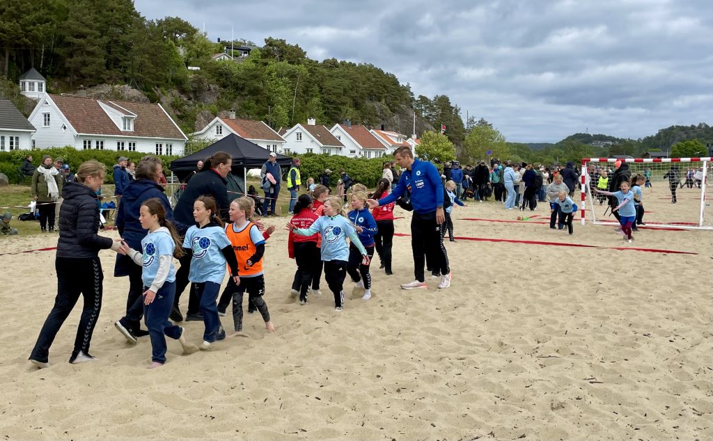 Kjempegøy med beach-håndball 4 Viktig å takke for kampen.