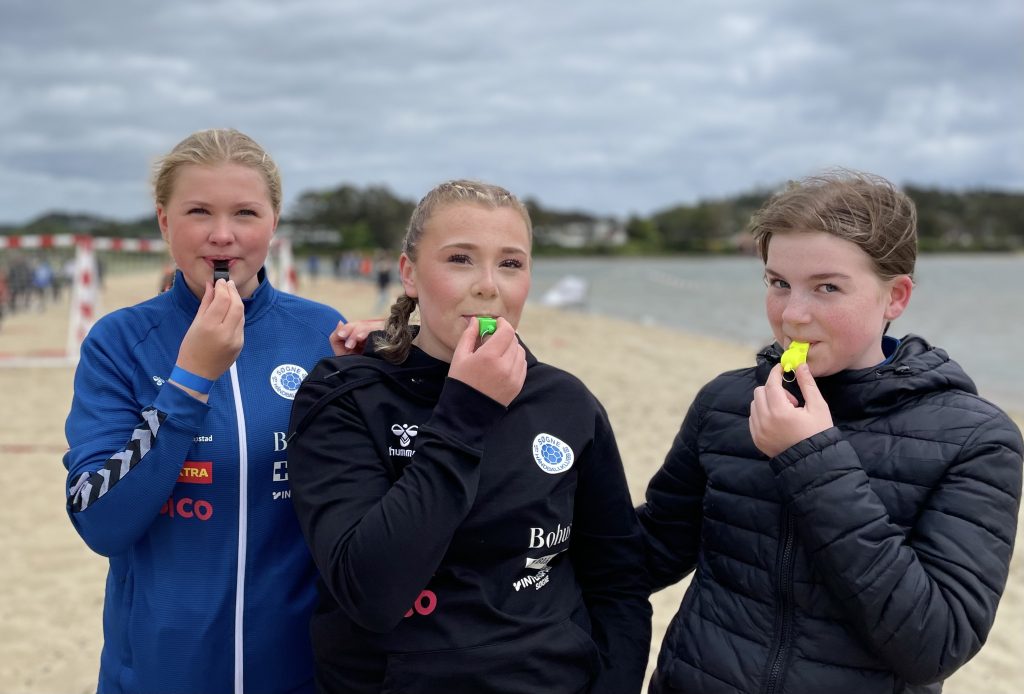 Kjempegøy med beach-håndball 3 Dommertrioen Tiril (fra venstre), Mina og Mille var klare for å blåse mer i fløyta.