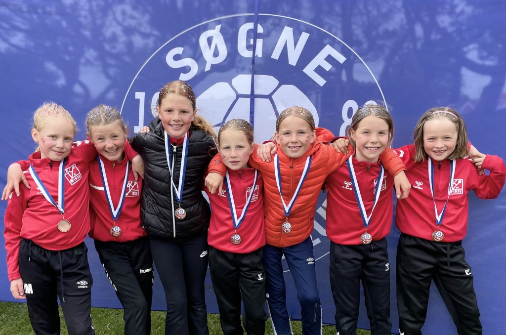 Kjempegøy med beach-håndball 1 Gøy å få medalje.