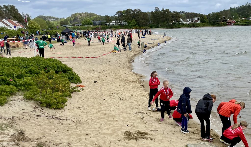 Kjempegøy med beach-håndball 7 Test av badetemperatur.