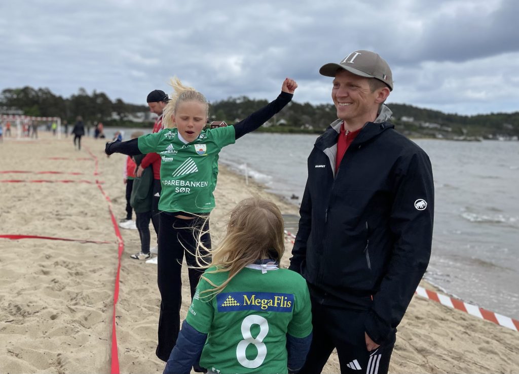 Kjempegøy med beach-håndball 5 Ordfører Mathias Bernander var lagleder for et jentelag fra Randesund.