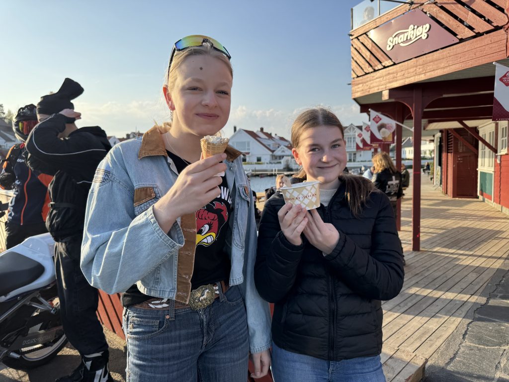 Det krydde av folk, tohjulinger og firhjulinger i Høllen 1. mai 1 Ida Stedjan Egeli (15) fra Finsland og Mille Jensen (14) fra Søgne beundret de mange kjøretøyene mens de koste seg med is i finværet.