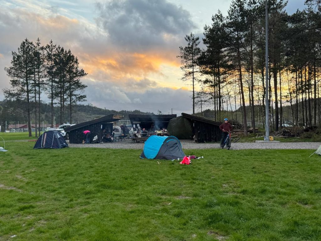 Idyllisk overnattingstur med 4H 4 Fredagskveld på Naturmøteplassen hvor Freidig 4H overnattet fra fredag til lørdag.
