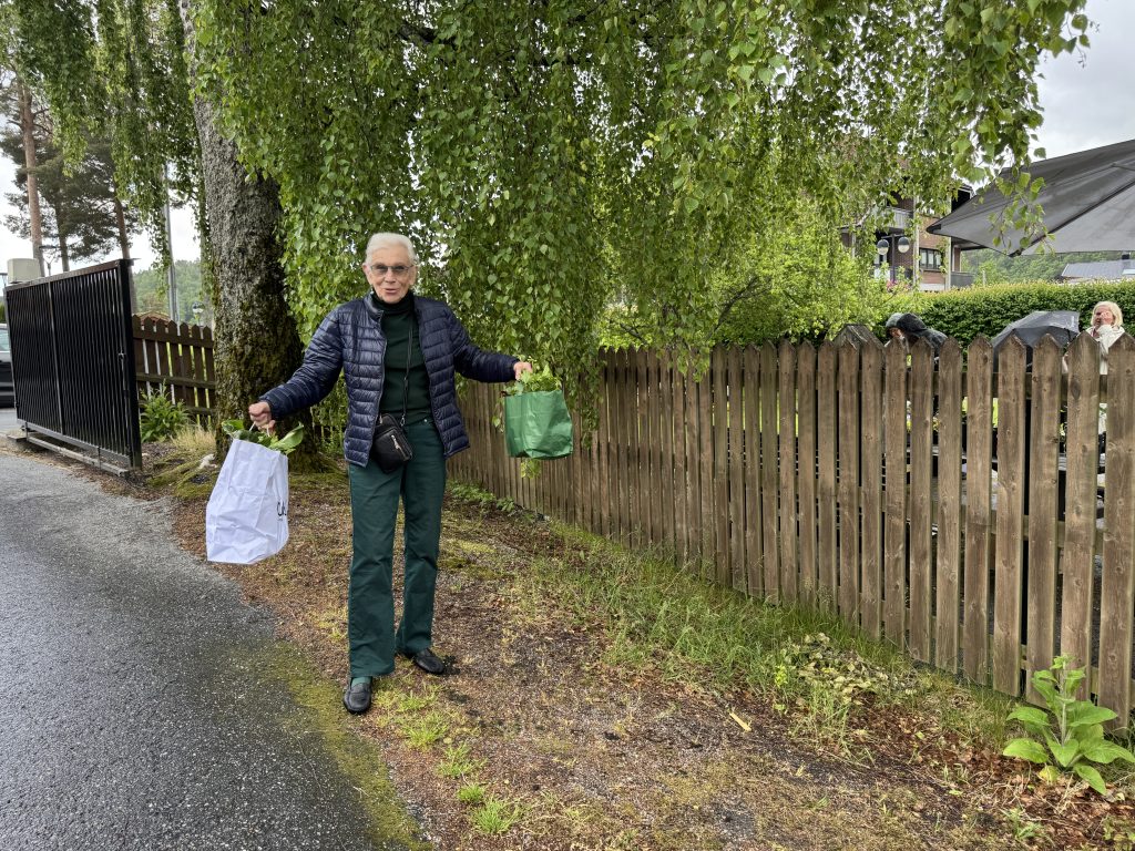Glimt fra populært plantemarked 1 Kirsti Håtveit fra Søgne gikk ikke tomhendt hjem fra plantemarkedet.