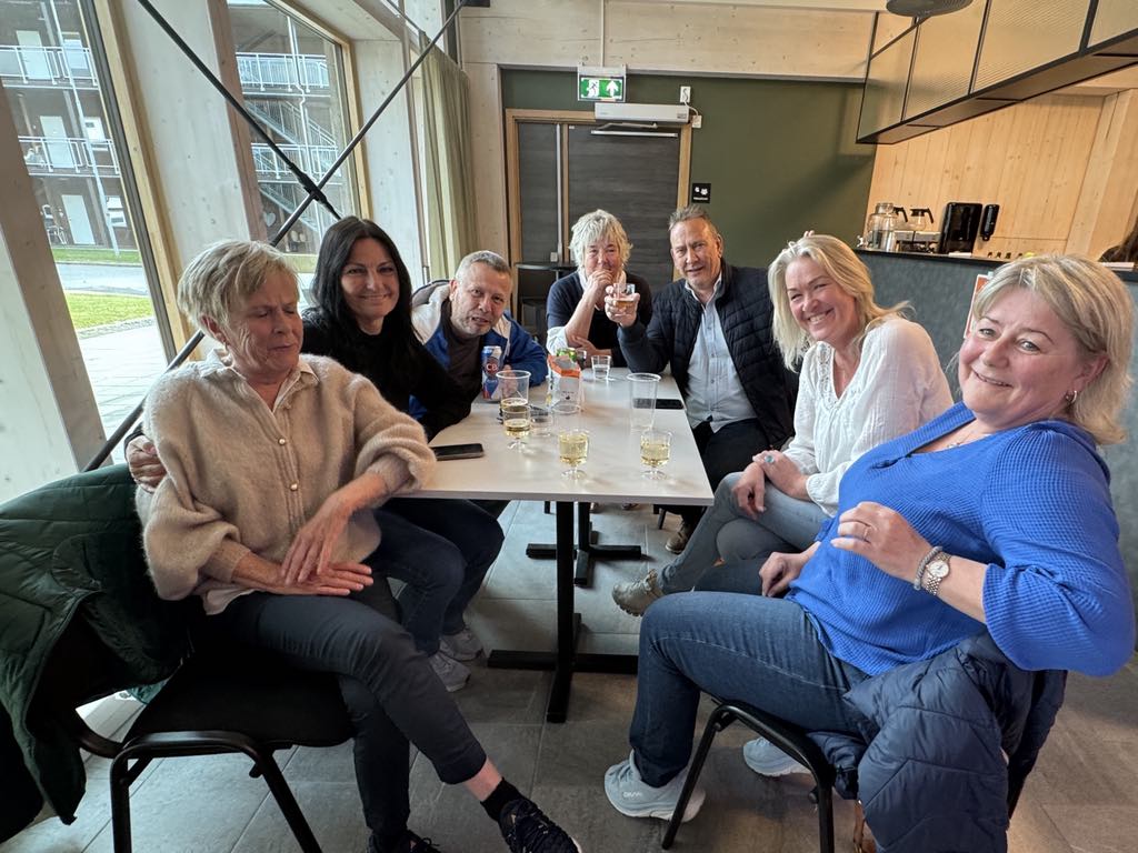 Sommerstemning på Sygna 1 Unni Hagen, Reidun Kristiansen, Helge Olsen, Monika Hagen, Roger, Ragnhild Aasen og Mette Skomedal Breland koser seg på Sommerfest på Sygna.