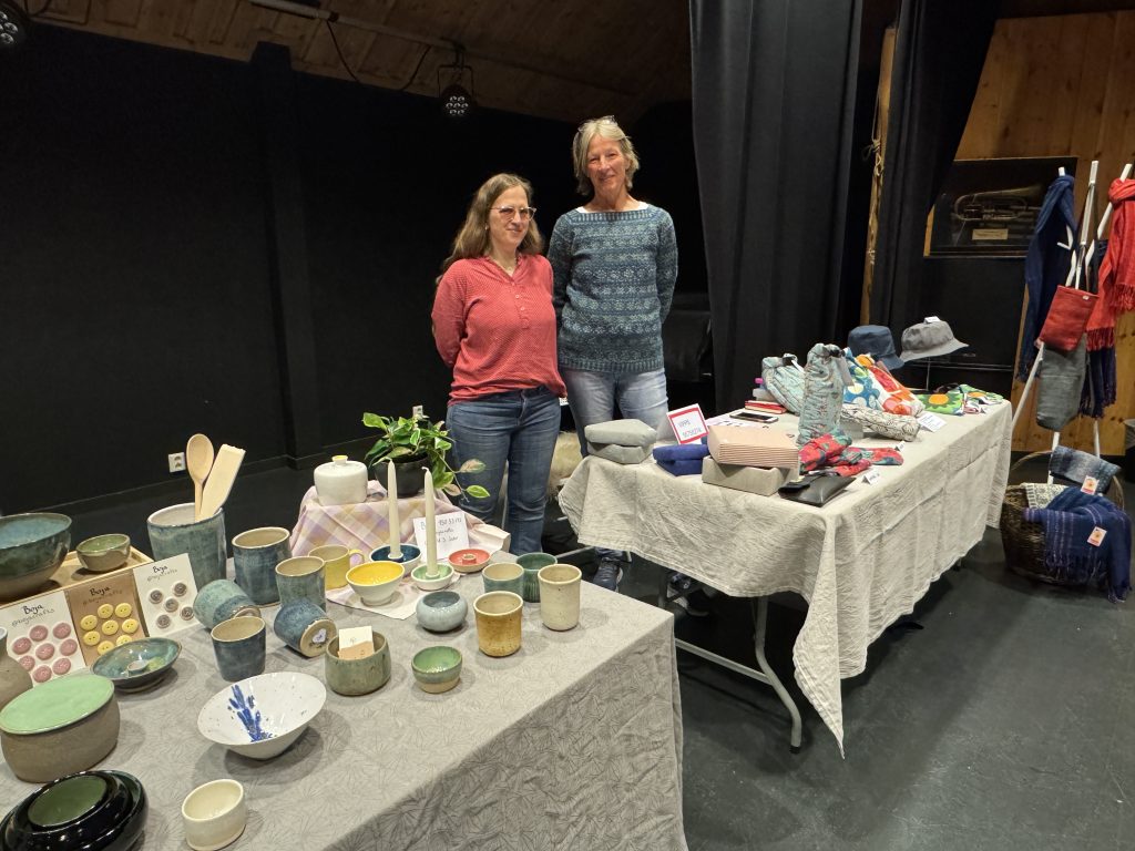 Anne Hagen og Gunhild S. Jahr med sine kreative arbeider.
