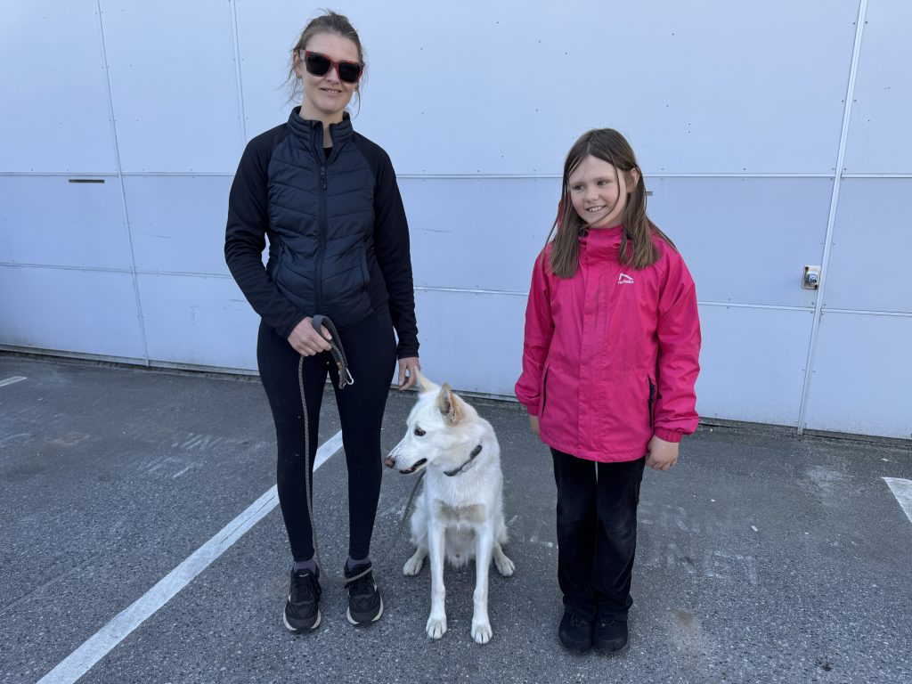 Årets hundetog i Søgne 1 Mailinn Lund og datteren Frey Kvamme (10) klar for å gå i hundetog med alaskahuskien Pluto (5).