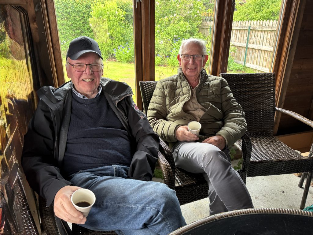 Glimt fra populært plantemarked 5 Helge Nordkvist og Ivar Netland i hyggelig prat inne i «hagelagets kafe» for anledningen.
