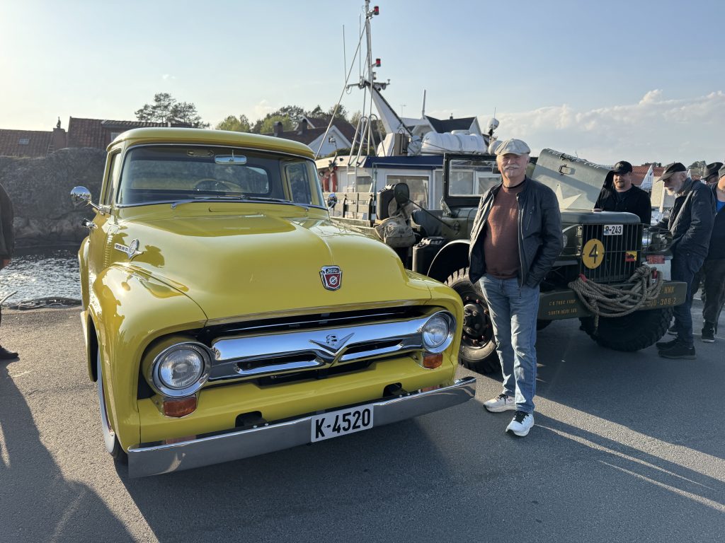 Det krydde av folk, tohjulinger og firhjulinger i Høllen 1. mai 2 Erik Økland fra Løland i Vigmostad med sin gule Ford F 100 1956-modell.