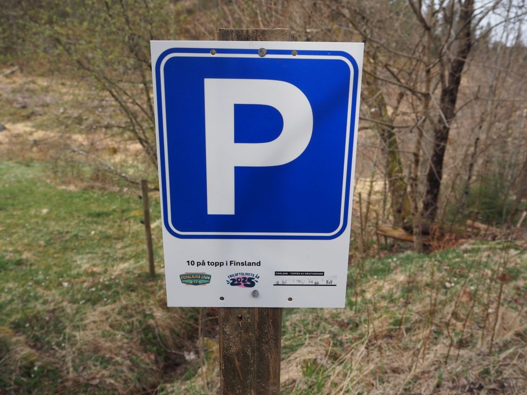 Vakkert ved Trælevannet i Finsland 4 Det er godt merket hvor en kan parkere.